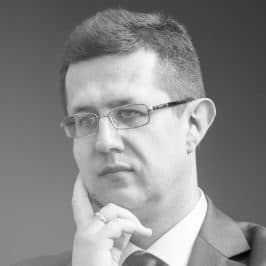 Tomasz Szagun – portret mężczyzny w garniturze, czarno-białe zdjęcie.