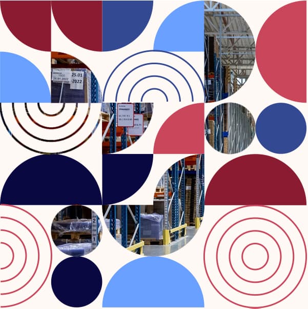 Wnętrze magazynu wysokiego składowania z regałami, otoczone geometryczną dekoracją w kolorach granatowym i czerwonym.
