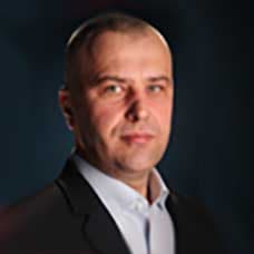 Mężczyzna w ciemnej marynarce na ciemnym tle