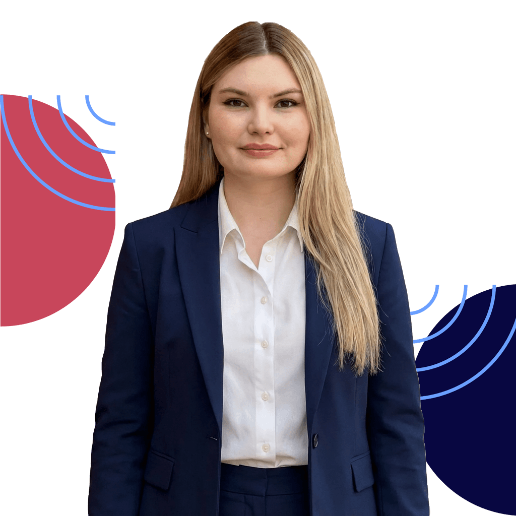 Ewelina Soho – młoda kobieta z długimi blond włosami w granatowej marynarce i białej koszuli.
